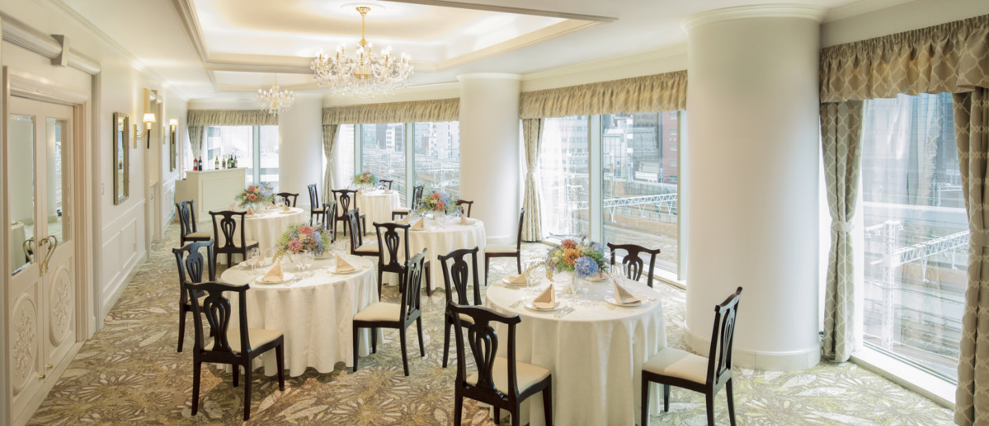 Meeting room 'Margaret' in white and gold colours at Dai-ichi-Hotel Tokyo in table style
