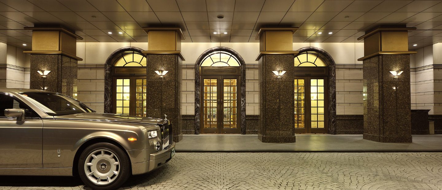 新橋の第一ホテル東京の優雅な入り口にエレガントな車が正面に停車している