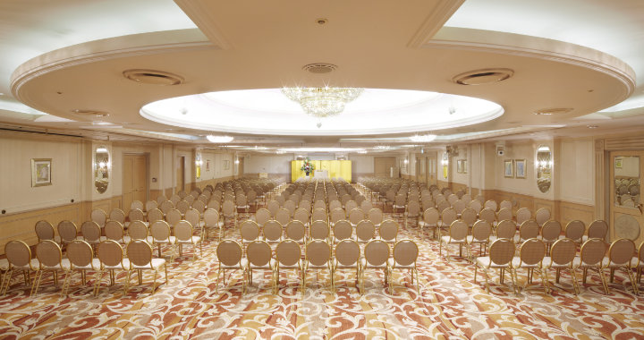 第一ホテル東京の「プリマベーラ」と呼ばれる明るい色のコンファレンスルームでシアタースタイルのアレンジ