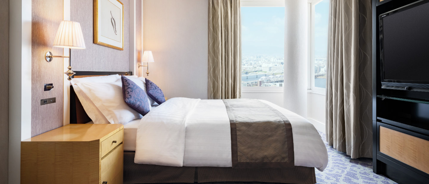 Simple but elegant guest room in beige colour at Hotel Hankyu International Osaka