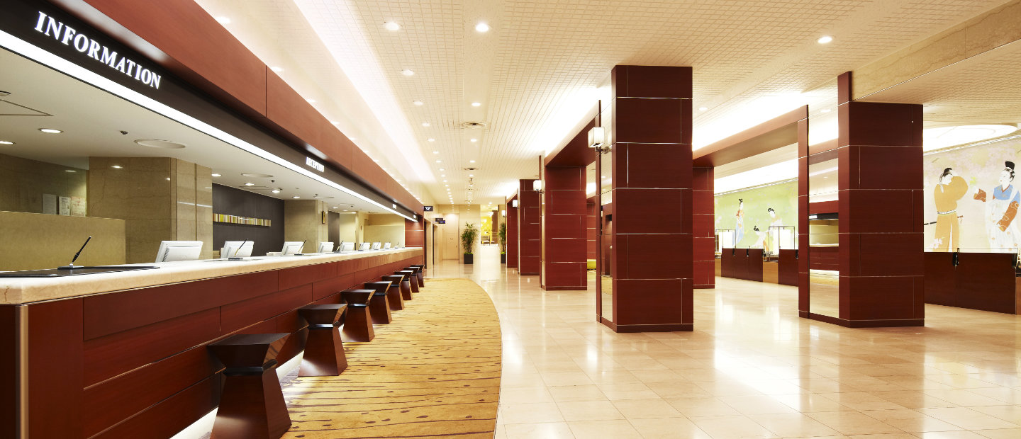 Wide reception space at Hotel new Hankyu Osaka in light brown and red colours 