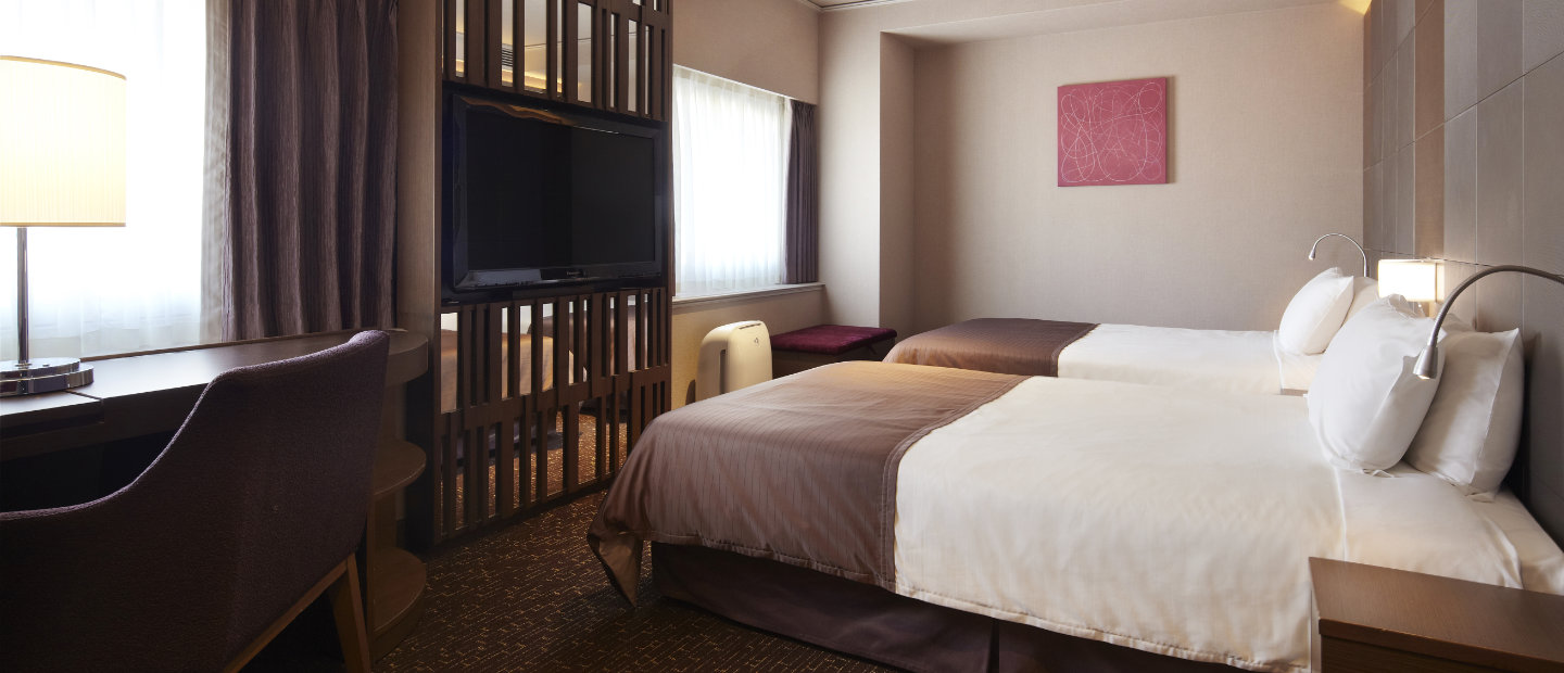 大阪新阪急ホテルの客室は、シンプルながらエレガントで落ち着いた雰囲気のブラウンカラー