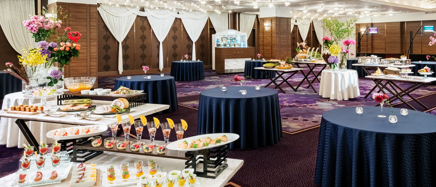 大阪新阪急ホテルのエレガントで青紫色のイベントスペース「紫の間」でスクールスタイルのセッティング