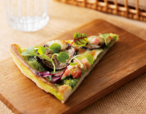 バジルと松の実のジェノベーゼ風ピザの写真