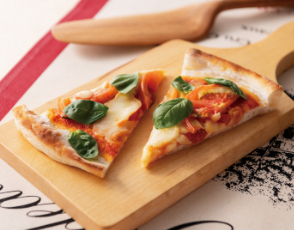 モッツァレラチーズとトマトのマルゲリータ風ピザの写真