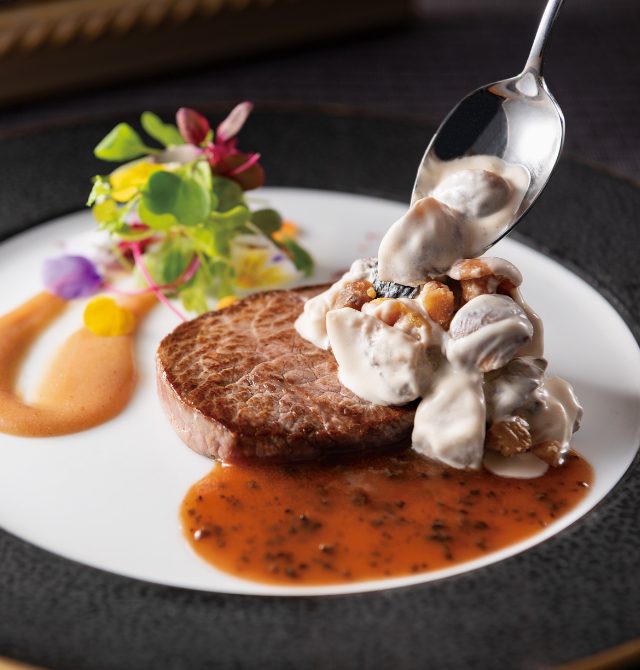 牛フィレ肉のポアレ シャンピニオンと栗のアラクレーム添え　トリュフ風味のソースの写真