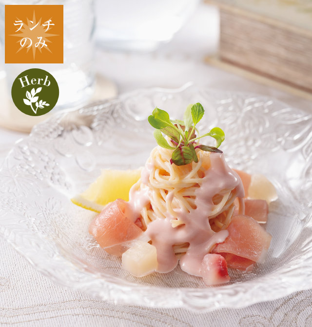 ランチのみ 桃と生ハムの冷製パスタ ミックスハーブ添えの写真