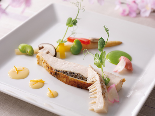 鶏ムネ肉とデュクセルのファルス 柑橘香るシュプレームソース 桜バター添え