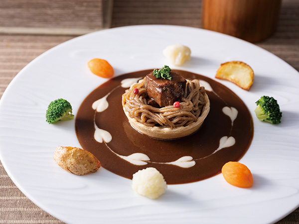 豚頬肉の赤ワイン煮 栗のピュレとプティレギューム添え
