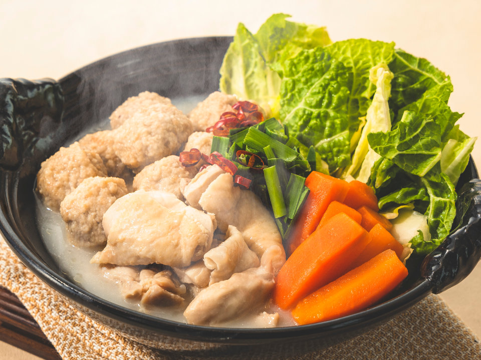 鶏肉と野菜のピリ辛鍋 柚子胡椒添え