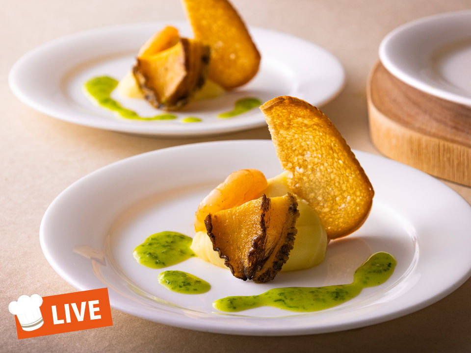 鮑と海老のガーリックソテーメルバトースト添え