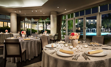 宴会場パオーレと窓から見えるプール