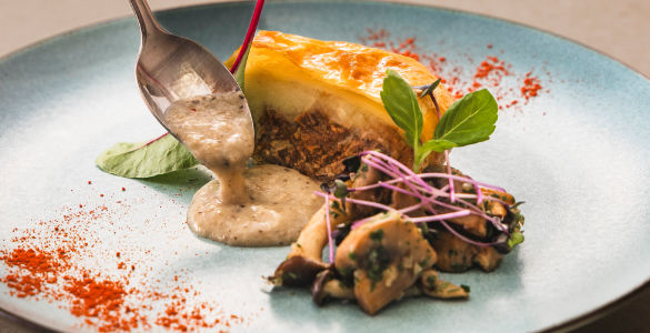 牛肉のパルマンティエ風　パイ包み焼き 茸のソース　トリュフ風味