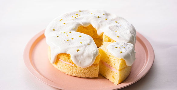 シフォンケーキ　桃餡とクリーム