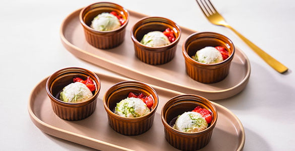 抹茶のティラミス　苺ソース