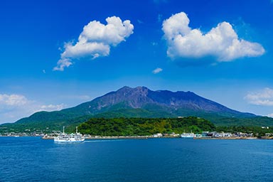 九州エリアのイメージ画像。写真は鹿児島県の阿蘇山。