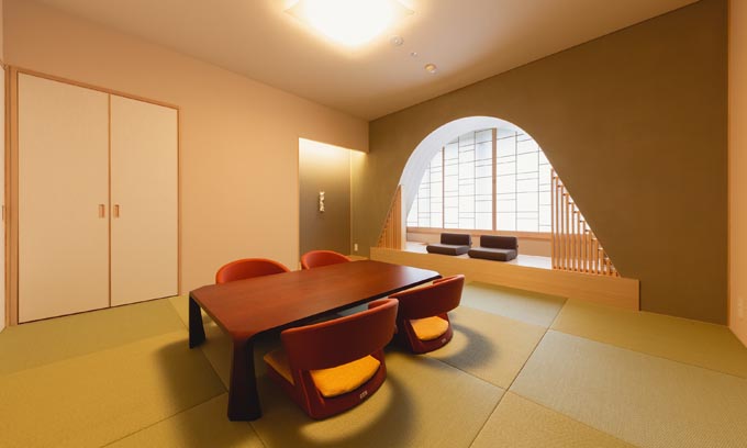 有馬きらりの火灯窓風をモチーフにしたデザイナーズルーム（客室）