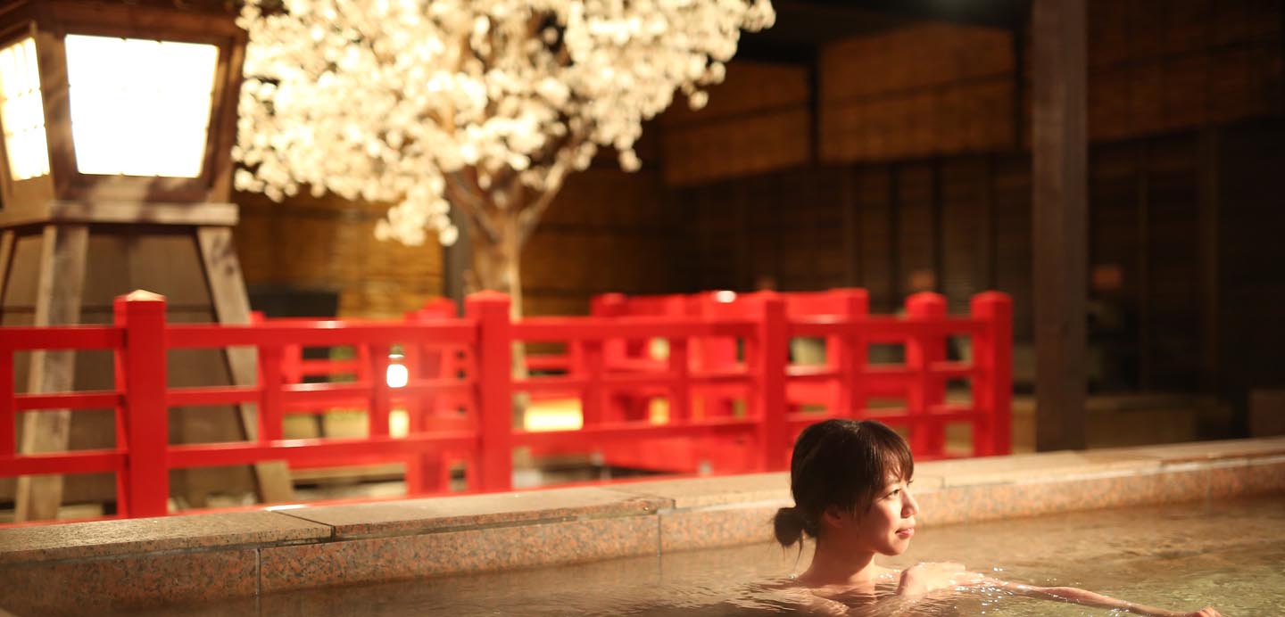 有馬きらりの太閤の湯で温泉につかる女性
