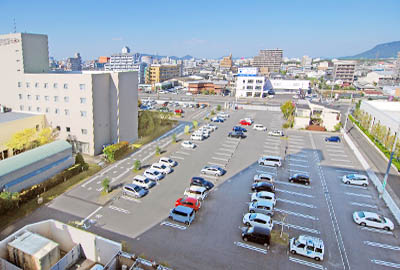 無料平面駐車場200台(24時間利用可能)