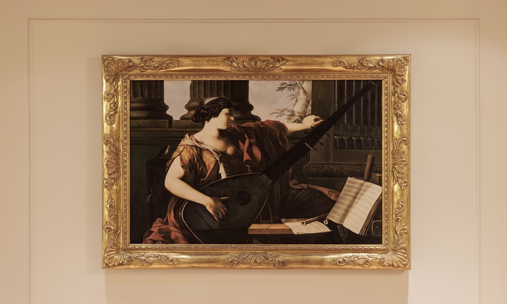 2階　パブリックスペース　マンドリンを弾く女性