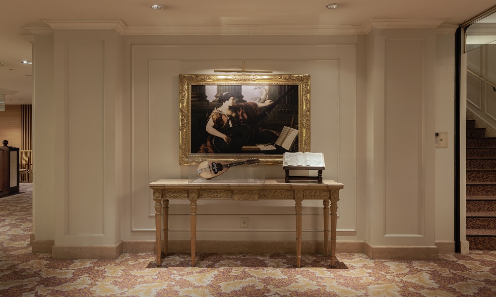 2階　パブリックスペース　マンドリンを弾く女性