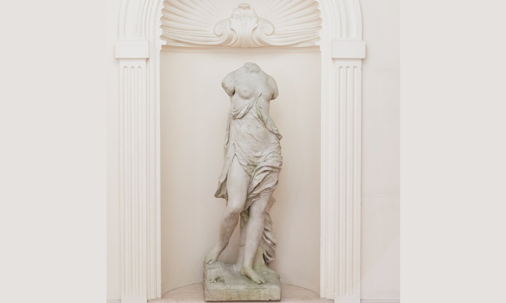 地下1階　パブリックスペース　ストーントルソー（複製）