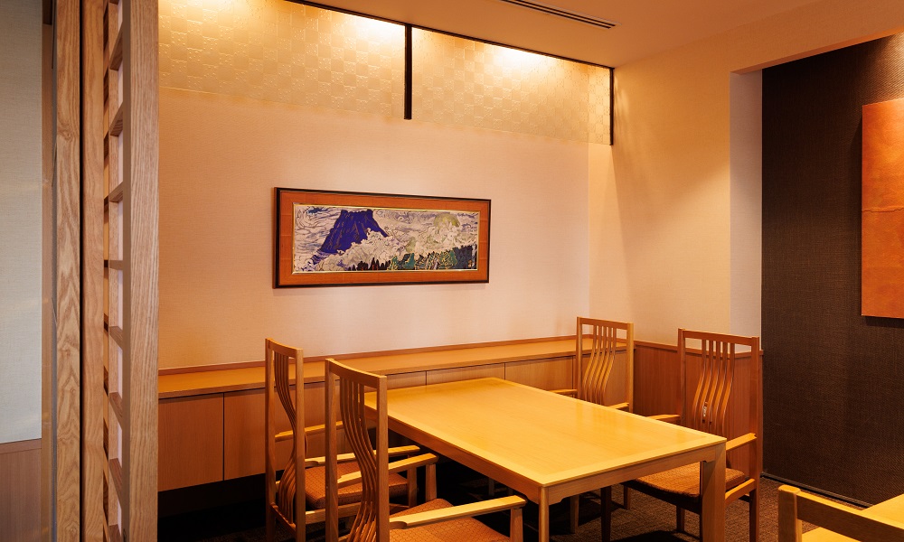 2階　日本料理「明石」個室　夏の富士　片岡球子作