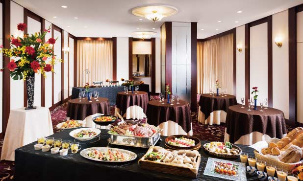 宴会場すみれにビュッフェ料理を陳列