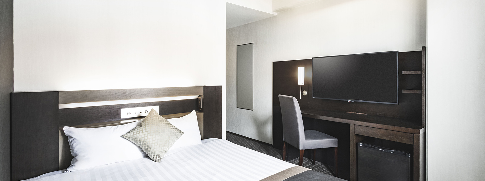 ダブルルームのベッドとテレビ ダブルルームのベッドとテレビ