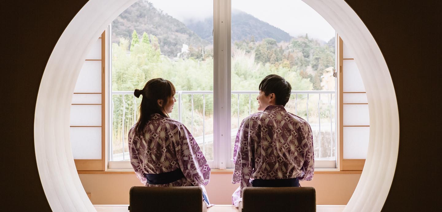 有馬きらり客室内で向かい合う浴衣を着た男女